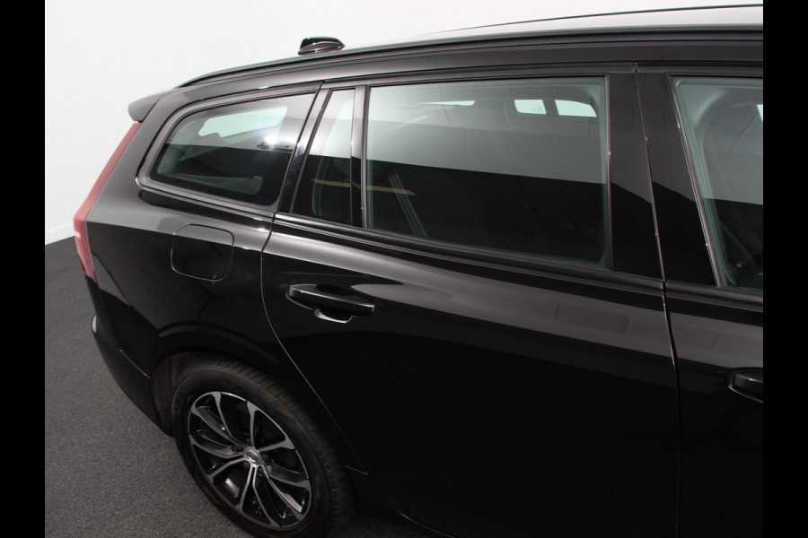 Volvo V60 2.0 B3 Automaat Momentum | Navigatie | Wegklapbare Trekhaak | Climate Control | Blis | Parkeer sensoren | Cruise Control | Lichtmetalen Velgen