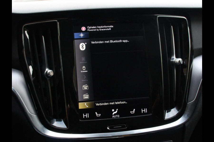 Volvo V60 2.0 B3 Automaat Momentum | Navigatie | Wegklapbare Trekhaak | Climate Control | Blis | Parkeer sensoren | Cruise Control | Lichtmetalen Velgen