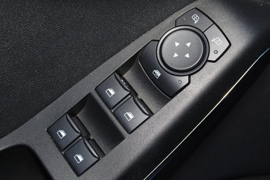 Ford Fiesta 1.0-125pk EcoBoost Mild-Hybrid ST-Line. Luxe, sportieve en goed onderhouden Fiesta ! Autm. airco, Cruise control, Lane assist, 17" Lmv, Parkeersensoren Achter, Metallic lak, Navigatie by Apple/Android, LED verlichting etc.