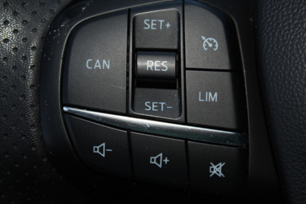 Ford Fiesta 1.0-125pk EcoBoost Mild-Hybrid ST-Line. Luxe, sportieve en goed onderhouden Fiesta ! Autm. airco, Cruise control, Lane assist, 17" Lmv, Parkeersensoren Achter, Metallic lak, Navigatie by Apple/Android, LED verlichting etc.