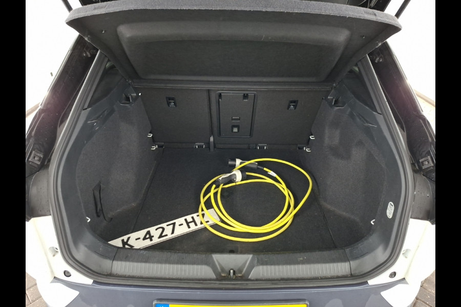 Volkswagen ID.4 First 77 kWh | Stoelverwarming | Stuurverwarming | Trekhaak | Adaptive Cruise Control | Navigatie | Apple Carplay | Keyless | Camera | Parkersensoren |