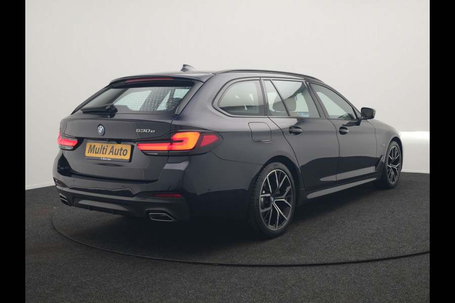 BMW 5 Serie Touring 530e M Sport Plug in Hybrid 293pk Dealer O.H PHEV | Trekhaak af fabriek | Adaptive Cruise | 19"L.M | Lederen Sportstoelen Verwarmd | Camera & Parkassist | Apple Carplay | Sfeerverlichting |