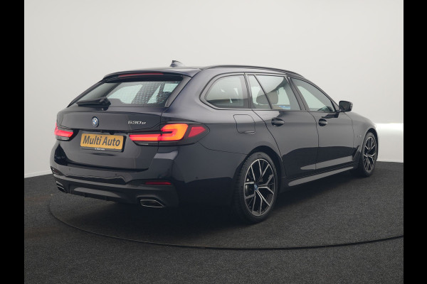 BMW 5 Serie Touring 530e M Sport Plug in Hybrid 293pk Dealer O.H PHEV | Trekhaak af fabriek | Adaptive Cruise | 19"L.M | Lederen Sportstoelen Verwarmd | Camera & Parkassist | Apple Carplay | Sfeerverlichting |