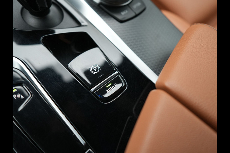 BMW 5 Serie Touring 530e M Sport Plug in Hybrid 293pk Dealer O.H PHEV | Trekhaak af fabriek | Adaptive Cruise | 19"L.M | Lederen Sportstoelen Verwarmd | Camera & Parkassist | Apple Carplay | Sfeerverlichting |