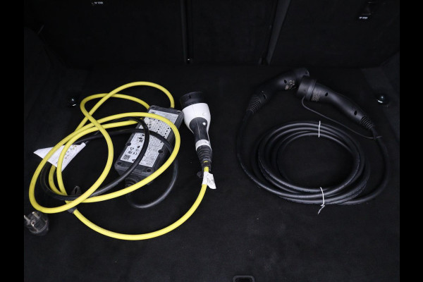 Land Rover Range Rover Evoque 1.5 P300e AWD R-Dynamic | Panoramadak | Leder | Stoelverwarming | Meridian Audio | Keyless | Trekhaak | Carplay | Navigatie | Camera | Stuurverwarming | PHEV | Plug In