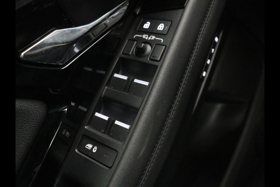 Land Rover Range Rover Evoque 1.5 P300e AWD R-Dynamic | Panoramadak | Leder | Stoelverwarming | Meridian Audio | Keyless | Trekhaak | Carplay | Navigatie | Camera | Stuurverwarming | PHEV | Plug In