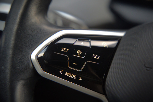 Volkswagen ID.4 First 77 kWh | Stoelverwarming | Stuurverwarming | Trekhaak | Adaptive Cruise Control | Navigatie | Apple Carplay | Keyless | Camera | Parkersensoren |
