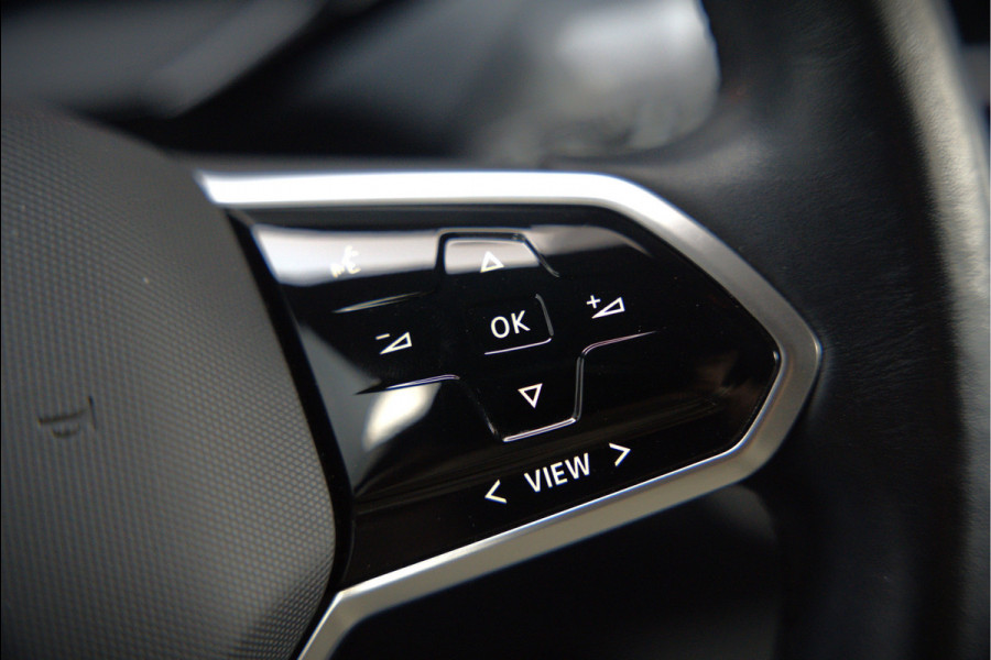 Volkswagen ID.4 First 77 kWh | Stoelverwarming | Stuurverwarming | Trekhaak | Adaptive Cruise Control | Navigatie | Apple Carplay | Keyless | Camera | Parkersensoren |