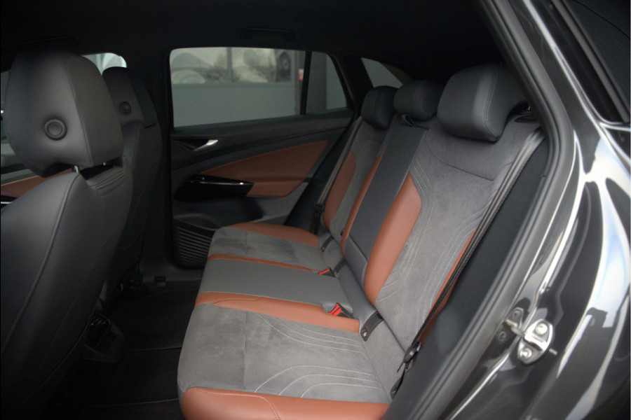 Volkswagen ID.4 First 77 kWh | Stoelverwarming | Stuurverwarming | Trekhaak | Adaptive Cruise Control | Navigatie | Apple Carplay | Keyless | Camera | Parkersensoren |