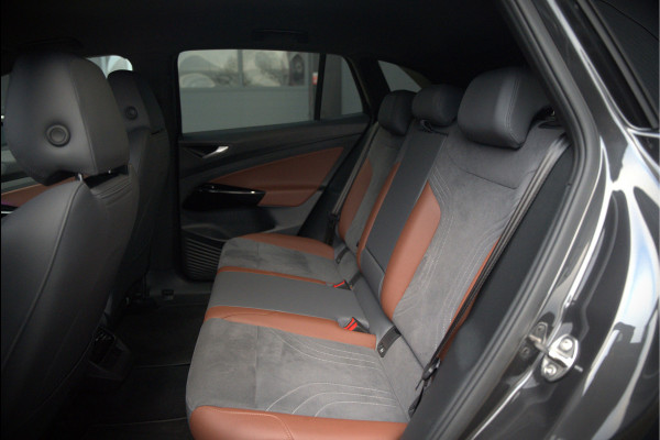 Volkswagen ID.4 First 77 kWh | Stoelverwarming | Stuurverwarming | Trekhaak | Adaptive Cruise Control | Navigatie | Apple Carplay | Keyless | Camera | Parkersensoren |