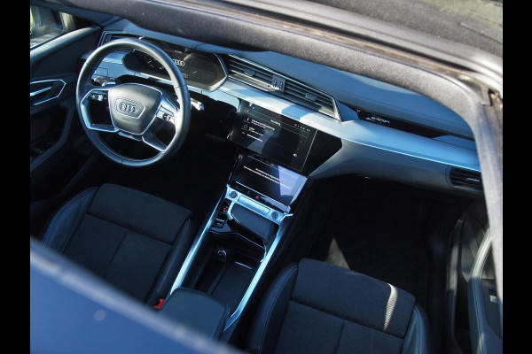 Audi e-tron 55 quattro S edition 95 kWh | SOH 95% | S-Line | Panoramadak | Trekhaak | Apple Carplay | Cruise Control | Parkeersensoren |