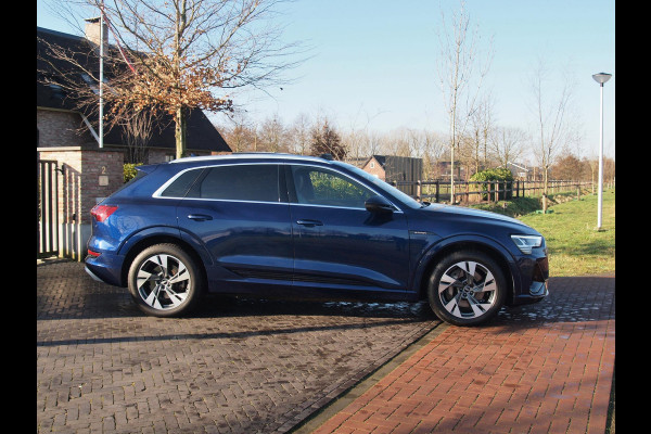 Audi e-tron 55 quattro S edition 95 kWh | SOH 95% | S-Line | Panoramadak | Trekhaak | Apple Carplay | Cruise Control | Parkeersensoren |