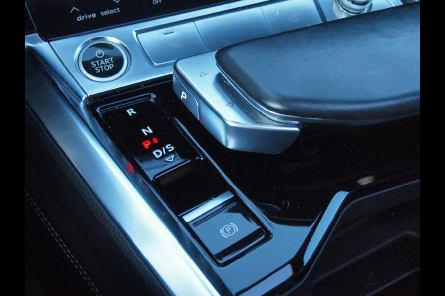 Audi e-tron 55 quattro S edition 95 kWh | SOH 95% | S-Line | Panoramadak | Trekhaak | Apple Carplay | Cruise Control | Parkeersensoren |