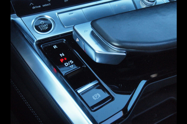 Audi e-tron 55 quattro S edition 95 kWh | SOH 95% | S-Line | Panoramadak | Trekhaak | Apple Carplay | Cruise Control | Parkeersensoren |