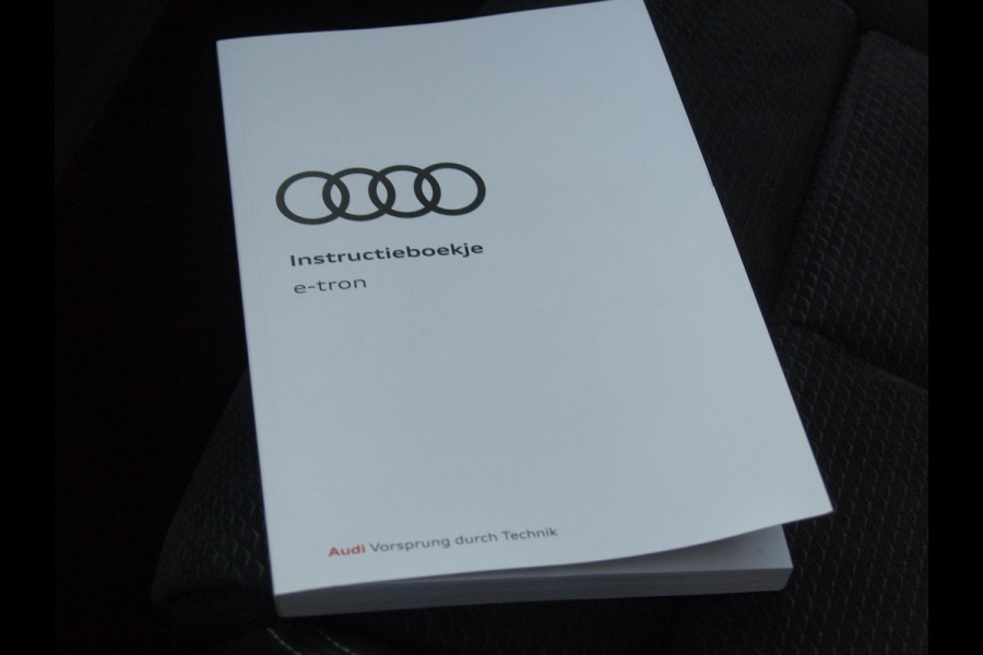Audi e-tron 55 quattro S edition 95 kWh | SOH 95% | S-Line | Panoramadak | Trekhaak | Apple Carplay | Cruise Control | Parkeersensoren |