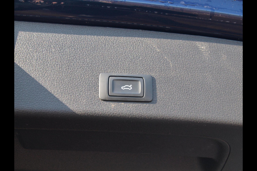 Audi e-tron 55 quattro S edition 95 kWh | SOH 95% | S-Line | Panoramadak | Trekhaak | Apple Carplay | Cruise Control | Parkeersensoren |