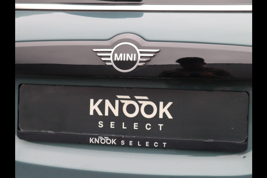 MINI Countryman Cooper S E ALL4 Classic Automaat / Panoramadak / Stuurwielverwarming / Harman Kardon / LED / MINI Navigatiesysteem / 17 Inch / Sportstoelen / Trekhaak / Lichtpakket