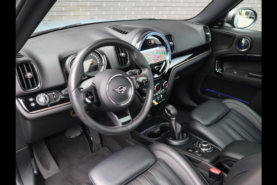 MINI Countryman Cooper S E ALL4 Classic Automaat / Panoramadak / Stuurwielverwarming / Harman Kardon / LED / MINI Navigatiesysteem / 17 Inch / Sportstoelen / Trekhaak / Lichtpakket
