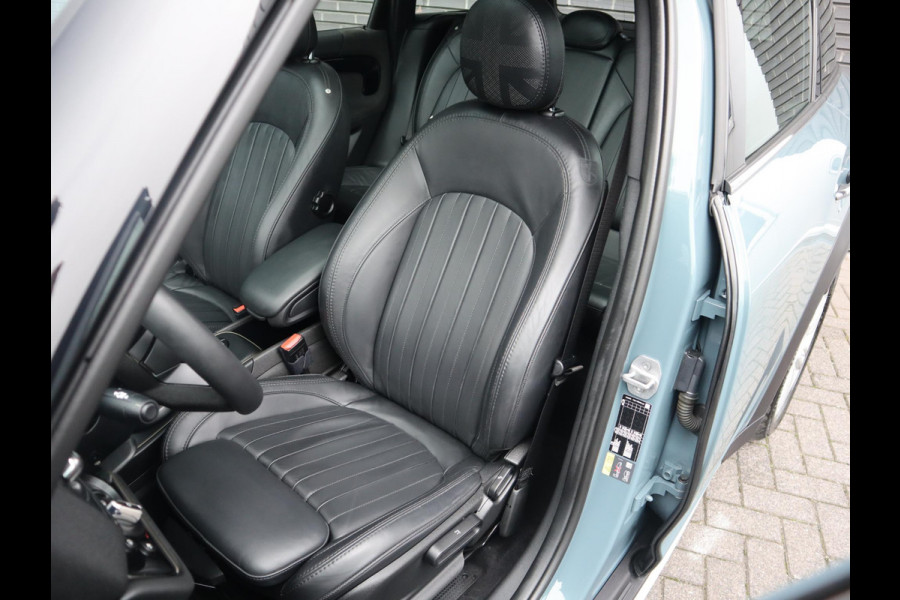MINI Countryman Cooper S E ALL4 Classic Automaat / Panoramadak / Stuurwielverwarming / Harman Kardon / LED / MINI Navigatiesysteem / 17 Inch / Sportstoelen / Trekhaak / Lichtpakket
