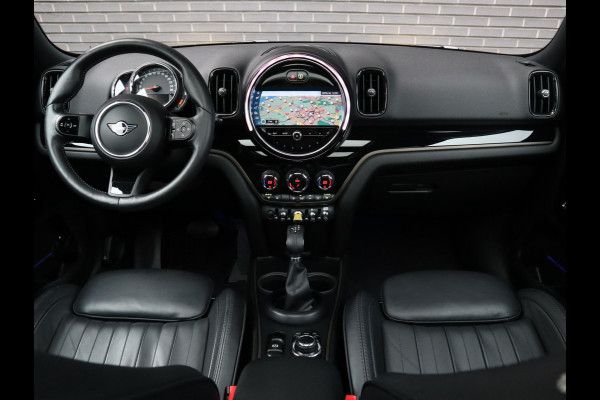 MINI Countryman Cooper S E ALL4 Classic Automaat / Panoramadak / Stuurwielverwarming / Harman Kardon / LED / MINI Navigatiesysteem / 17 Inch / Sportstoelen / Trekhaak / Lichtpakket
