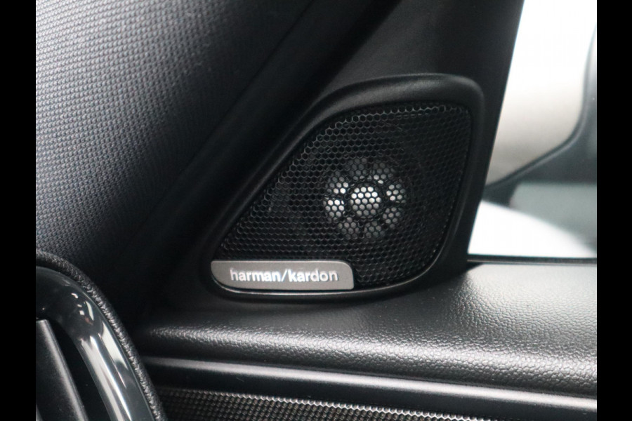 MINI Countryman Cooper S E ALL4 Classic Automaat / Panoramadak / Stuurwielverwarming / Harman Kardon / LED / MINI Navigatiesysteem / 17 Inch / Sportstoelen / Trekhaak / Lichtpakket
