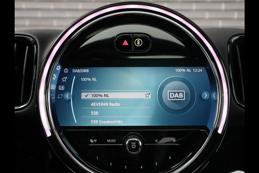 MINI Countryman Cooper S E ALL4 Classic Automaat / Panoramadak / Stuurwielverwarming / Harman Kardon / LED / MINI Navigatiesysteem / 17 Inch / Sportstoelen / Trekhaak / Lichtpakket