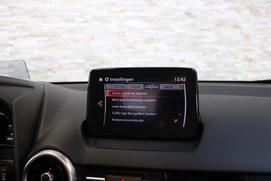 Mazda 2 1.5 Skyactiv-G Luxury | Camera | LED | NAP | Dealer onderhouden | Nwe APK |