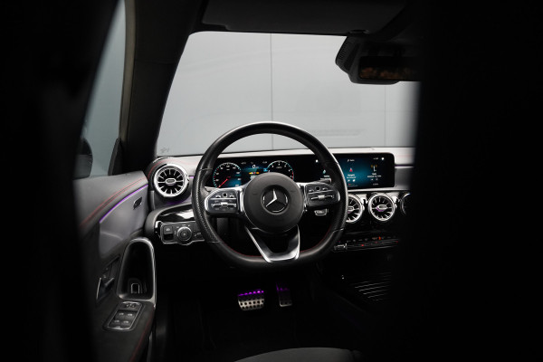 Mercedes-Benz CLA-Klasse 200 Business Solution AMG | Panoramadak | Stoelverwarming | Keyless | Cruise Control | Ambiance verlichting | Camera | Parkeersensoren |