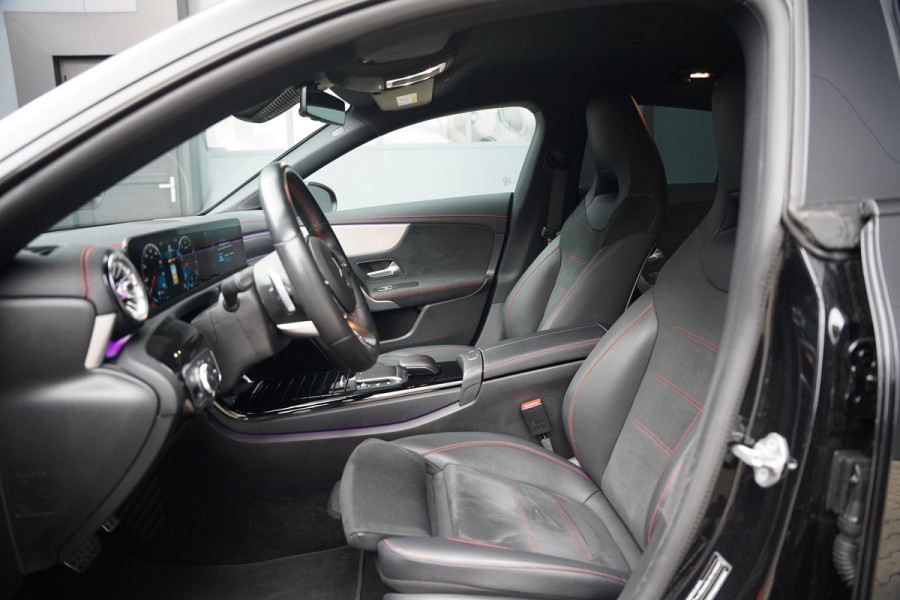 Mercedes-Benz CLA-Klasse 200 Business Solution AMG | Panoramadak | Stoelverwarming | Keyless | Cruise Control | Ambiance verlichting | Camera | Parkeersensoren |
