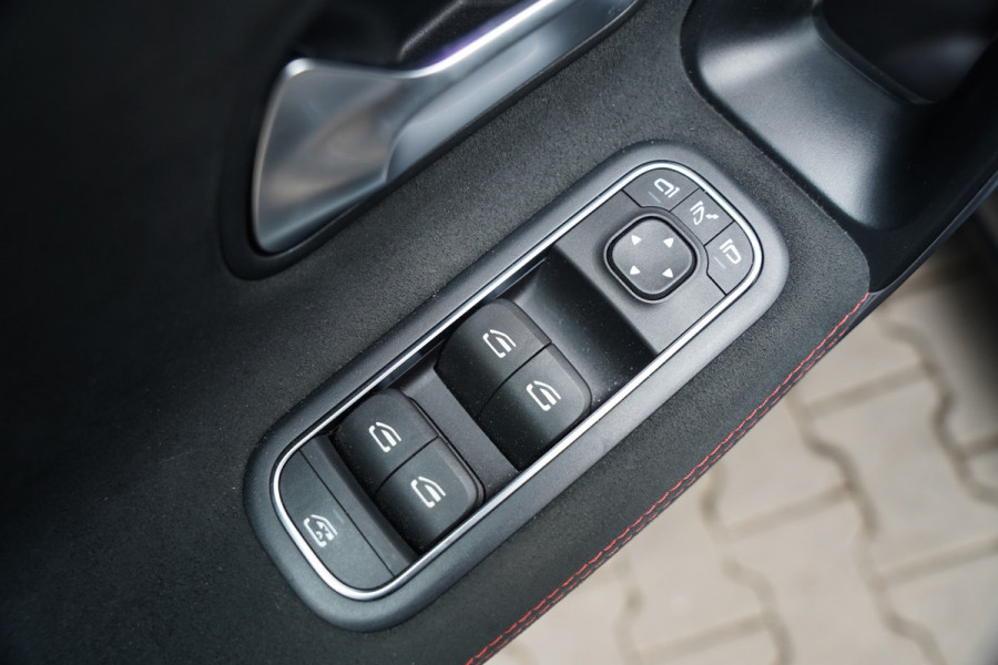 Mercedes-Benz CLA-Klasse 200 Business Solution AMG | Panoramadak | Stoelverwarming | Keyless | Cruise Control | Ambiance verlichting | Camera | Parkeersensoren |