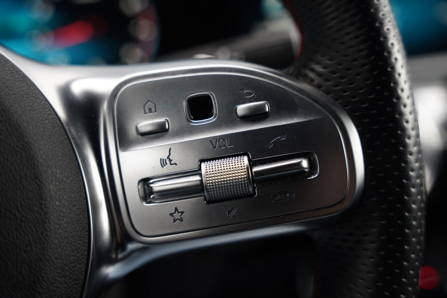 Mercedes-Benz CLA-Klasse 200 Business Solution AMG | Panoramadak | Stoelverwarming | Keyless | Cruise Control | Ambiance verlichting | Camera | Parkeersensoren |