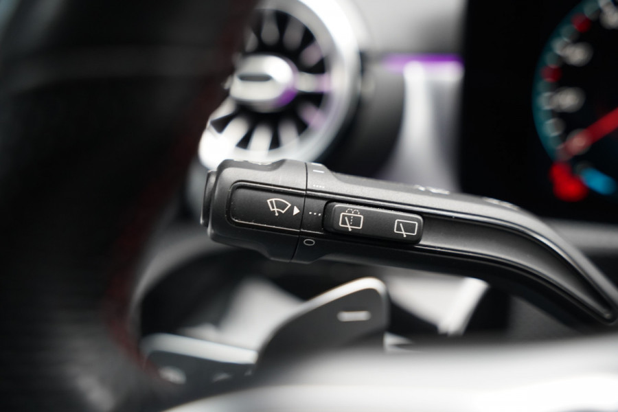 Mercedes-Benz CLA-Klasse 200 Business Solution AMG | Panoramadak | Stoelverwarming | Keyless | Cruise Control | Ambiance verlichting | Camera | Parkeersensoren |