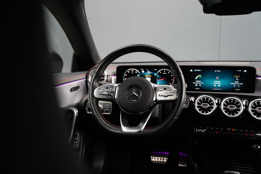 Mercedes-Benz CLA-Klasse 200 Business Solution AMG | Panoramadak | Stoelverwarming | Keyless | Cruise Control | Ambiance verlichting | Camera | Parkeersensoren |