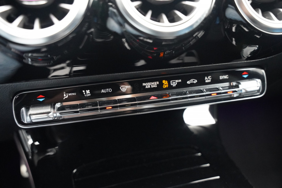 Mercedes-Benz CLA-Klasse 200 Business Solution AMG | Panoramadak | Stoelverwarming | Keyless | Cruise Control | Ambiance verlichting | Camera | Parkeersensoren |