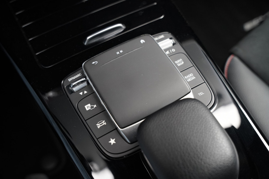 Mercedes-Benz CLA-Klasse 200 Business Solution AMG | Panoramadak | Stoelverwarming | Keyless | Cruise Control | Ambiance verlichting | Camera | Parkeersensoren |