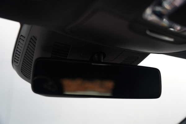 Mercedes-Benz CLA-Klasse 200 Business Solution AMG | Panoramadak | Stoelverwarming | Keyless | Cruise Control | Ambiance verlichting | Camera | Parkeersensoren |