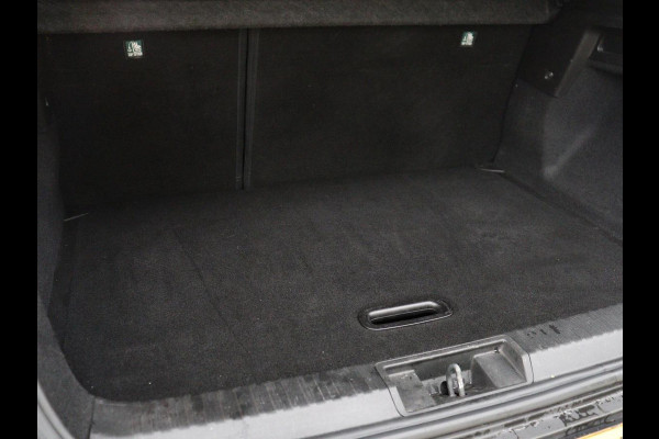 Renault Captur 1.0 TCe Intens | Stoelverwarming | Trekhaak | Carplay | Camera | Navigatie | Half leder | Full LED | Keyless | Climate control | Cruise control | Getint glas