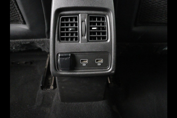 Renault Captur 1.0 TCe Intens | Stoelverwarming | Trekhaak | Carplay | Camera | Navigatie | Half leder | Full LED | Keyless | Climate control | Cruise control | Getint glas