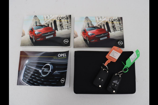 Opel Corsa 1.4 Black Edition | 1e eigenaar | Trekhaak | Carplay | Airco | Cruise control | Parkeerhulp | Navigatie | Bluetooth | Getint glas