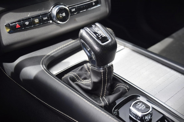 Volvo XC90 2.0 T5 AWD R-Design Scandinavian Line/Extra getinte ruiten