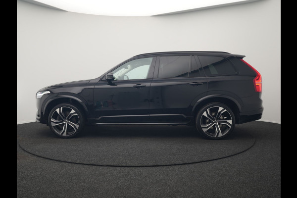 Volvo XC90 T8 Recharge AWD Ultimate Dark Plug In Hybrid LONG RANGE 455pk 7 Persoons PHEV | Trekhaak af Fabriek | Panodak | Adaptive Cruise | 360 Camera | 22"L.M | Head Up | Google Maps | Pilot Assist | Harmand Kardon | Stuurverwarming |