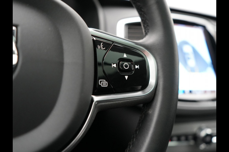 Volvo XC90 T8 Recharge AWD Ultimate Dark Plug In Hybrid LONG RANGE 455pk 7 Persoons PHEV | Trekhaak af Fabriek | Panodak | Adaptive Cruise | 360 Camera | 22"L.M | Head Up | Google Maps | Pilot Assist | Harmand Kardon | Stuurverwarming |