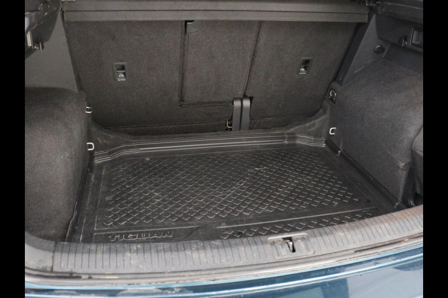 Volkswagen Tiguan 1.5 TSI R-Line | Stoelverwarming | Adaptive cruise | Matrix LED | Keyless | 19'' | Parkeerhulp | Virtual Cockpit | Carplay | Navigatie | Climate control