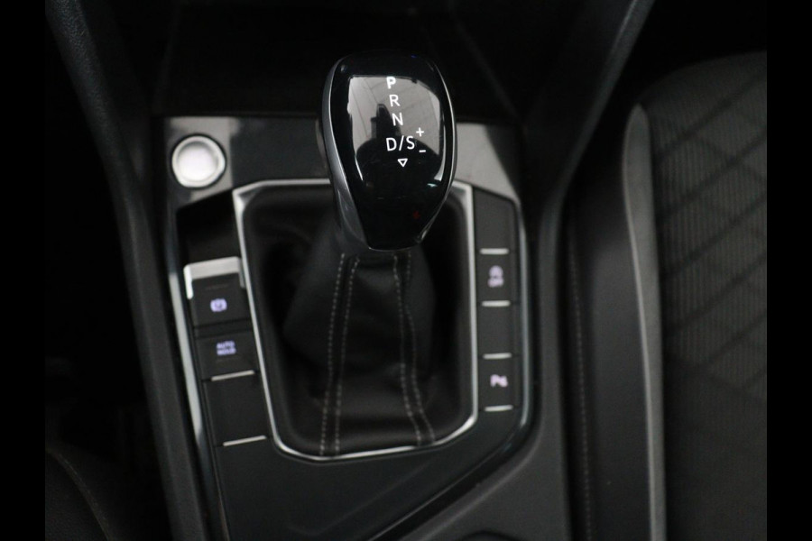 Volkswagen Tiguan 1.5 TSI R-Line | Stoelverwarming | Adaptive cruise | Matrix LED | Keyless | 19'' | Parkeerhulp | Virtual Cockpit | Carplay | Navigatie | Climate control