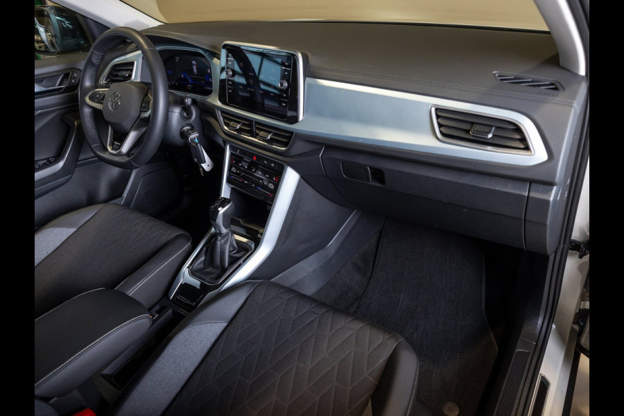 Volkswagen T-Roc 1.5 TSI Goal Edition / 150pk / Stoelverwarming / Dodehoek assistent / Parkeer assistent /