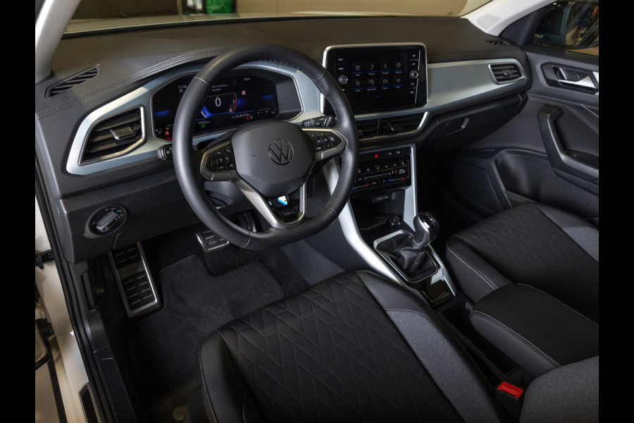 Volkswagen T-Roc 1.5 TSI Goal Edition / 150pk / Stoelverwarming / Dodehoek assistent / Parkeer assistent /