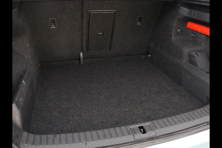 Škoda ENYAQ iV 60 | Trekhaak | Carplay | Camera | Half leder | Navigatie | Parkeerhulp | Sfeerverlichting | Cruise control | Full LED | 19'' | Climate control