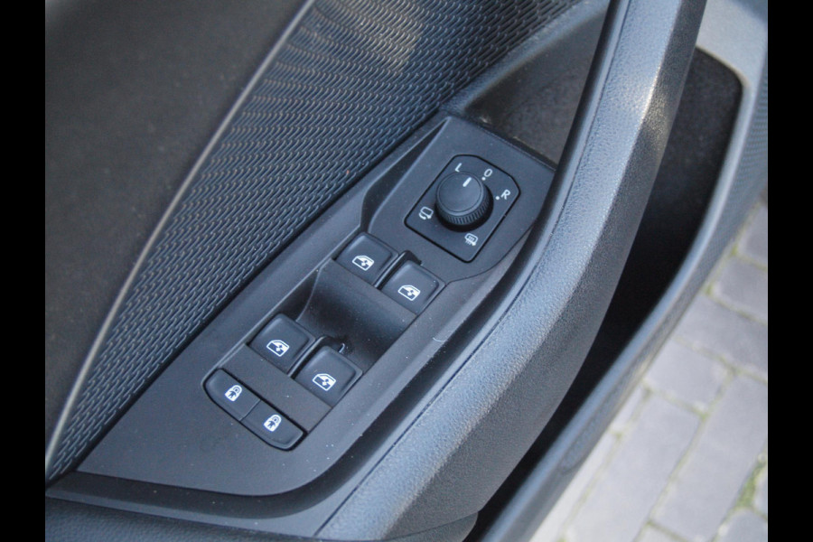 Škoda Octavia Combi 1.0 e-TSI Business Edition | DSG - Automaat | Black Optic | Camera | 18 Inch Zwarte Velgen | NL-Auto |