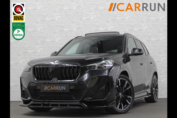 BMW X1 18i M-Sport Performance-Pack | Panorama | Sportstoelen | Carbon | Keyless-Entry | Sfeerverlichting | Achteruitrij-Camera | 5x op voorraad | Carplay | Full-LED | Black-Optic | Getint Glas | 1700kg Tr. Gewicht | Stoelverwarming | Draadloos Laden |