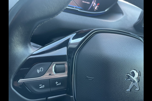 Peugeot 5008 1.2 PureTech Blue Lease Allure 7 Persoons - Airco - Achteruitrijcamera - Navigatiesysteem - Trekhaak - Cruise control - Parkeersensoren voor en achter - Licht metalen velgen 19 inch - Led verlichting - Stuur multifunctioneel - Mistlampen voor - Radio - Regensensor - Rijstrooksensor - Stuur leder